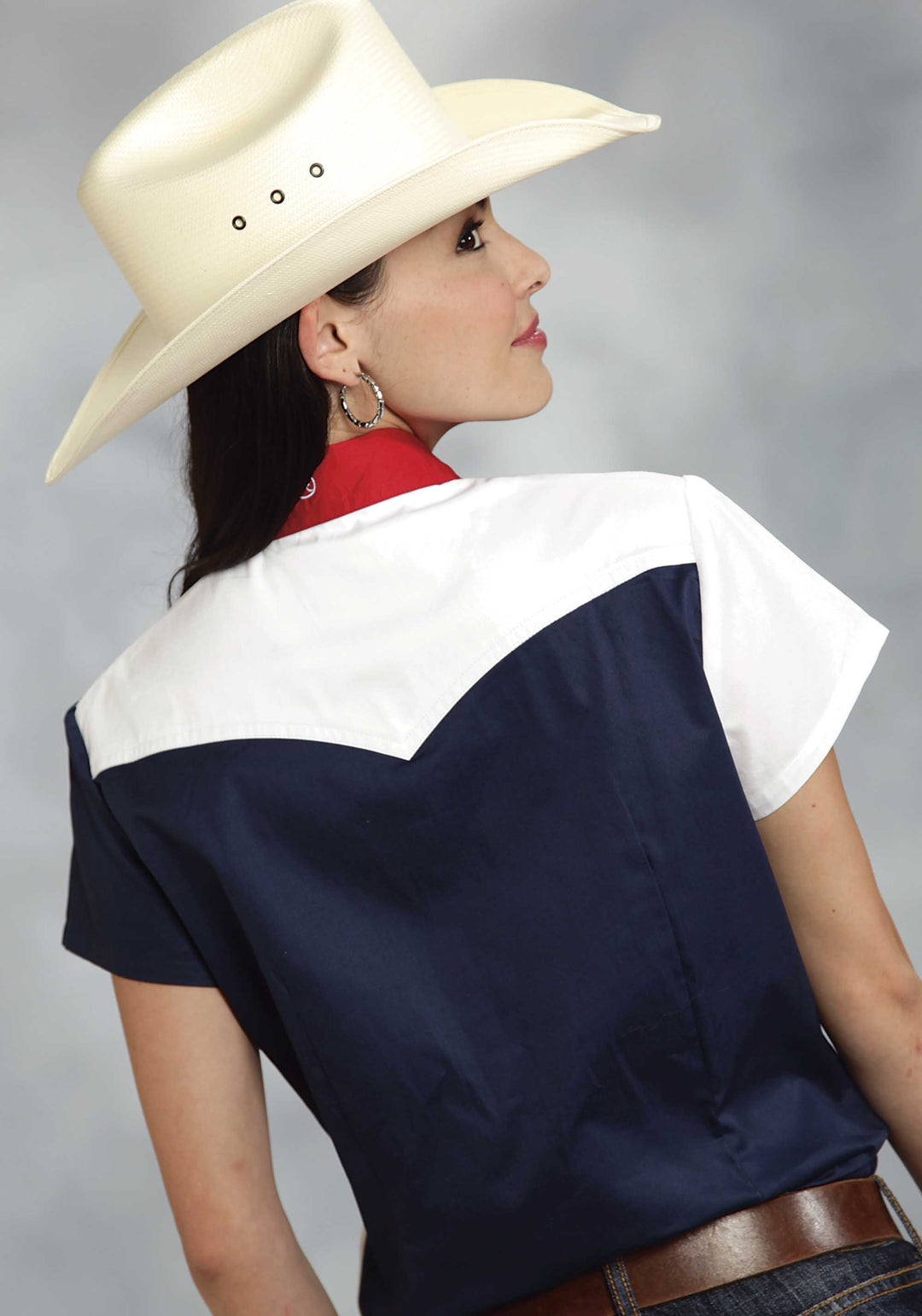 WOMENS RED WHITE AND BLUE COLORBLOCKED PIECED SHORT SLEEVE WESTERN SNAP SHIRT